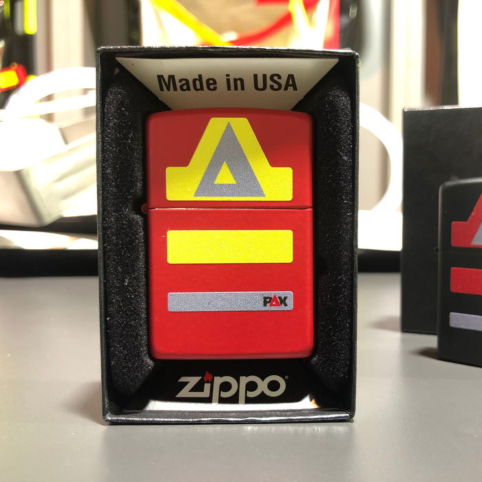 PAX Zippo Sturmfeuerzeug, Frontansicht Rot